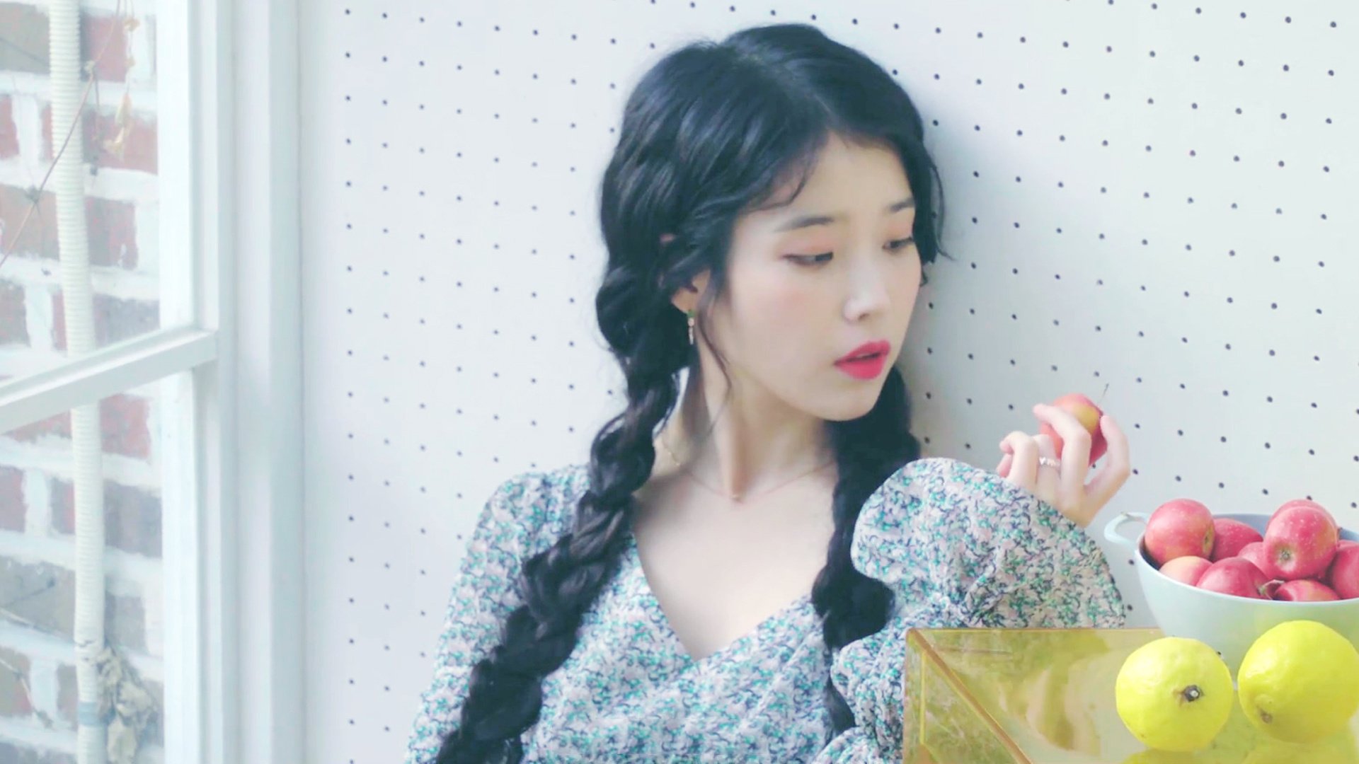 文化交流:足球成为东西方文化交流的桥梁,足球文化的绘画作品